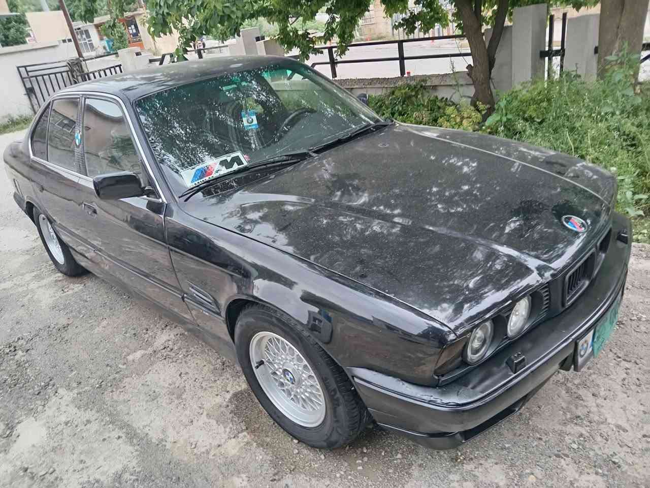 بەناوی خودا
BMW  525 

ئاڕم پلاستیک دهۆک
مۆدێل 1991 
گێڕ تۆماتیک..

کامل سێرفس 
بۆ مەسروف مەپرسە
ڕاست بڕۆ لێخوڕە

نموونە لەجوانی 
ئەتوانم بڵێم بە تەحەداوە لەو مۆدێلە نیە ئاوا جوان و ڕێک مابێتەوە....

525
مەکینە کەپس تاک دیجیتاڵ

قەپات مواسەفات بێ سڵایت
ڕەشی قەتران
چوار جام کارەبا
قوفڵ مەرکەزی
قوفڵی سندووق 
چوار تایە و ویلی حەسیری سفر
 پێش و دوای 𝝡
دەبڵ تازە
پێش و دوای تازە داگیراوە
هایدرۆ لیک تازە گۆڕاوە
ساڵانسایەکی تازەی لەسەرە

سەیارەی ماڵە 
تێل بۆ خاوەنی بکە تەنیا بۆ نرخەکەی
لەهیچی تر مەپرسە....
***********
تەنها فرۆشتن 
تەنها تێل

تکایە ماڵی من نیەو جوابی نامە نادەمەوە....
