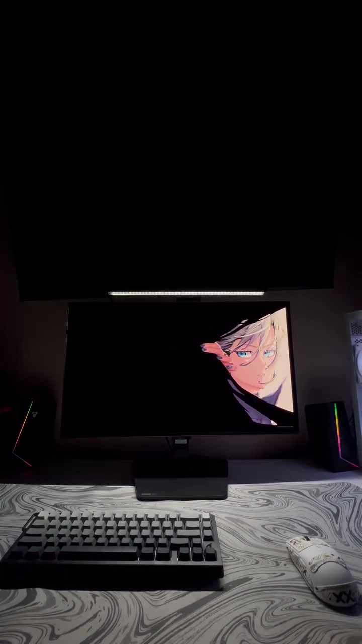 مراجعة  Samsung Monitor Oled 2K
بالبداية: شاشة من سامسونك نزلت حديثة 2025 تعتبر جيل 4 وفيها حماية من احتراق بكسلات.-السعر: 700 الف، سعر مناسب بالنسبة للاولد ومتوسط للي ماعنده امكانية شاشة اولد اغلى من مليون وربع.
-الهرتزية: 180hz، بالنسبة لي هذا احتياجي الشخصي.
-الاستجابة : 0.03ms مهم جدًا ويفرق وياك.
-الالوان: غنية ومشبعة وجميلة ترتاح لها عينك.
-السطوع: مناسب وممتاز مع تفعيل HDR مؤقتًا اثناء اللعب ( انا اضع السطوع 30-40 اثناء اللعب وباقي الوقت 25 واطفي HDR ).
-العناية: تحتاج اهتمام يومي دوري بسبب الغبار وجو العراق تعرفوا تراب لذلك لازم تنظيف وصلة مايكرو فايبر.
الخلاصة: اني من 2006 بالالعاب و2010 بالـPc وان الانتقال للـOled تجربة جديدة وصحيحة ومتعة اخرى تختلف عن كل السنين الي لعبت بيها بشاشات ips-va .
السلبية: عدم الاعتناء بالستاند وظهر الشاشة وهدفه هو تقليل السعر ( غير مهم بالنسبة لي لان راح احولها لستاند شاشة يختلف ) + لازم قلبك وي الشاشة تعتني بيها نظافة ما تأذيها.


**إذا كنت صاحب هذا الإعلان وتريد حذفه لأي سبب، رجاءا أرسل رسالة إلى الدعم الفني**