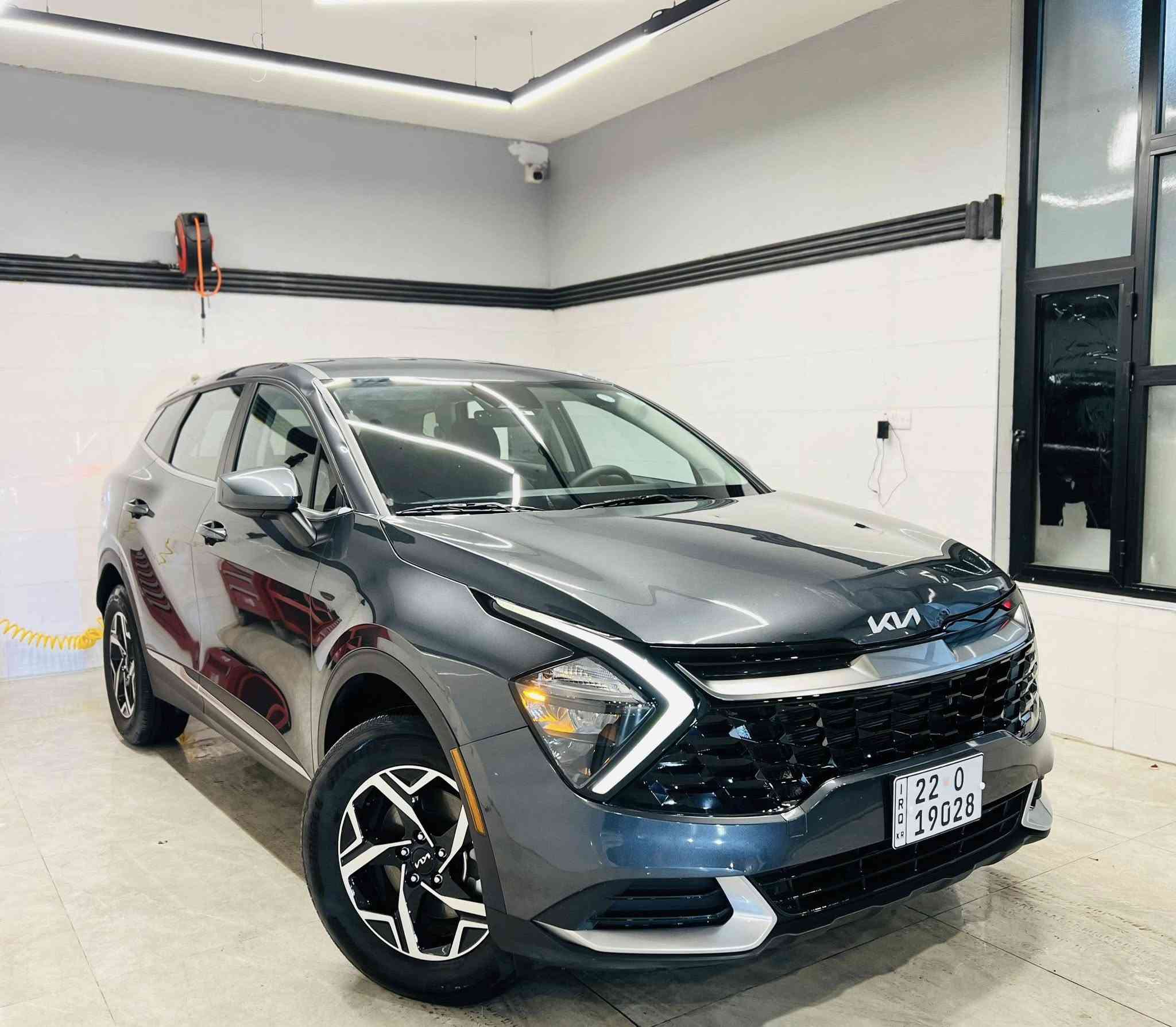 سلام عليكم. سبورتج 2023 مواصفات 4x4 السيارة بدون ضرر فقط تخريب مفتوح الدعاميه ونفسه مشدوده ورصعه بلتكمه مبينه بلصور السيارة بدون تصليح بدون تكحيل بدون تبديل شرط الفحص سونار قطره صبغ ماكو ولا تعديل كله كفاله عامه بلادي ماشيه 19 الف سعره 195  بيه مجال *********** مكاني كاظمية
