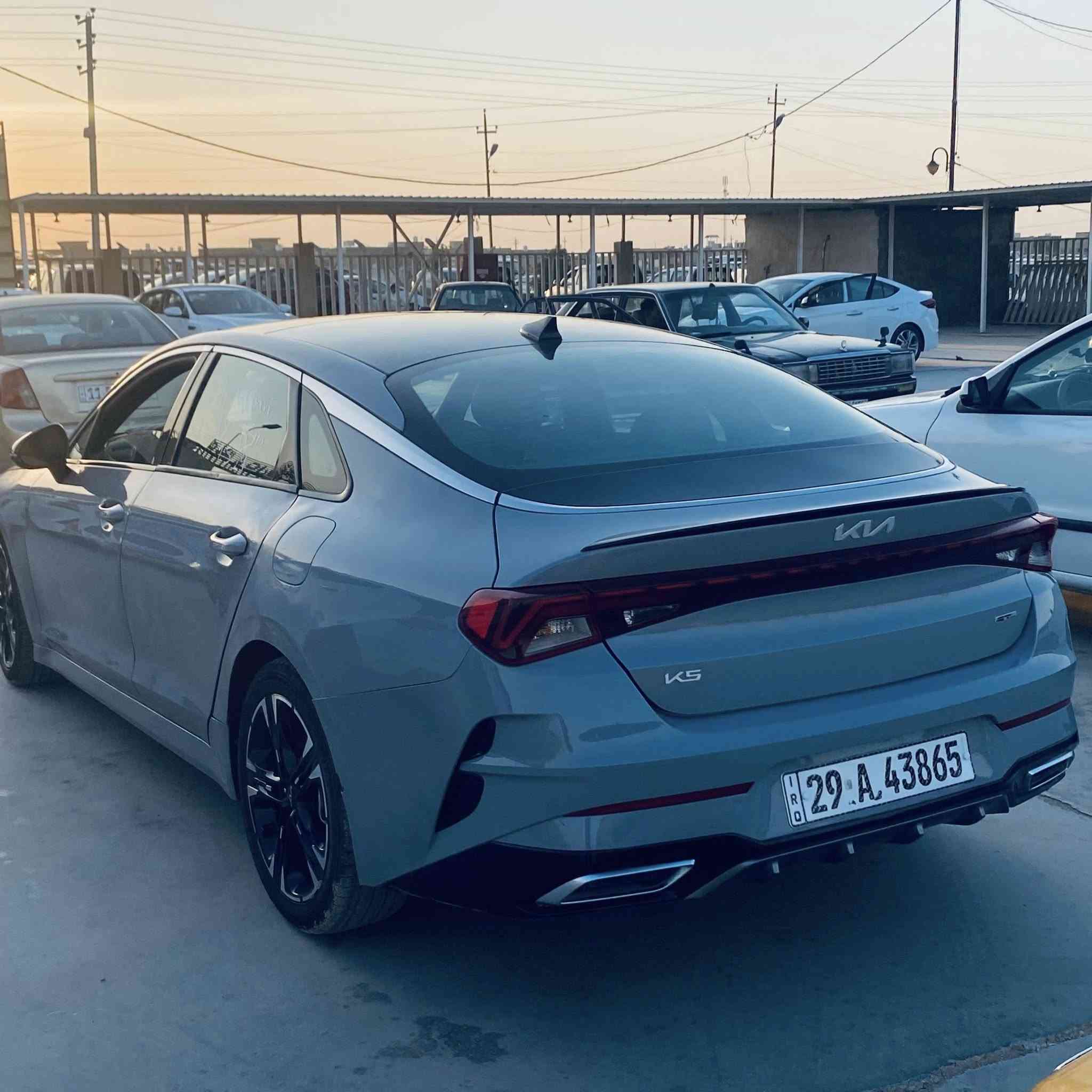 سلام عليكم k5 موديل 23 محرك 1600  لون إسمنتي موصفات جيتي لاين حرة بأسمي سيارة بدون دواخل ماشية 35 صور الحادث مرفق سيارة جديدة  للمعلومات ***********
