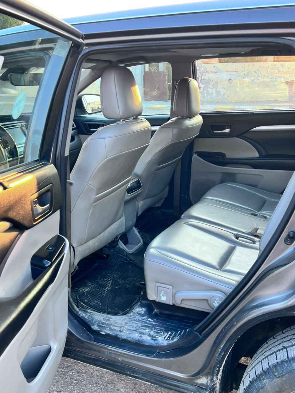 #للبيع_أو_المراوس_تويوتا_هايلاندر_2017_XLE_فول
لأصحاب العوائل والبحث عن الراحة والمتانة.. هايلاندر (Highlander) موديل 2017، فئة XLE الغنية عن التعريف، سيارة جاهزة من كلشي وما محتاجة برغي.

المواصفات الفنية:
✅ المحرك: 6 سلندر 3.5L (محرك الـ 2017 الجديد) مع كير 8 سرعات، عزم وقوة واقتصادية بالوقود.
✅ الماشية: 62 ألف ميل فقط (حقيقي).
✅ الرقم: سليمانية (بإسمي والتحويل أو الوكالة بشرط).

المواصفات الكمالية (فول XLE):
🔹 بصمة تشغيل وبصمة أبواب.
🔹 فتحة سقف (سلايد).
🔹 شاشة كبيرة، كاميرا خلفية دوارة، نظام ملاحة (GPS).
🔹 كراسي جلد ملكي (كهرباء + تدفئة).
🔹 رادارات كاملة (رادار أمامي ضد التصادم + رادار جانبي للنقاط العمياء).
🔹 جنطة خلفية كهرباء (تفتح وتغلق بالريموت وبالبصمة).
🔹 بردات جانبية بلادية خلفية وتبريد 3 قطع ثلج.

حالة البدي والضرر (بكل شفافية):
⚠️ حادث أمريكا: بنيد فقط (بدون داخل، بدون لغد، بدون شاصي، إيرباج سليم).
⚠️ الصبغ بالعراق: السيارة جان بيها "شخوط" بسيطة وتم صبغ 5 قطع (تجميلي خارج فقط) لغرض النظافة، والداخل كير ومحرك وشاصي ولغد مكفولات 100%.

السعر:
💰 السعر على الخاص أو الاتصال (بيها مجال طيب للشراي).
🔄 المراوس: متاح حسب القناعة.

للتواصل والاستفسار (متواجد طيلة الوقت):
📞 ***********
📞 ***********
