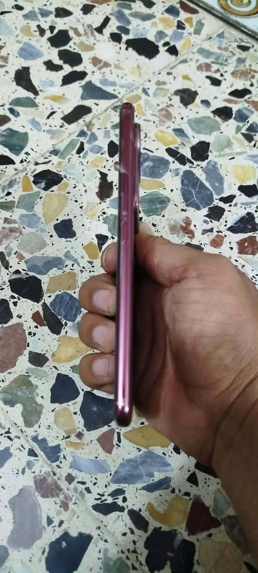 السلام عليكم فيفو V50 5G للبيع ذاكره 256 رام 24 ملحقات كامله الجهاز مستعمل ايام أخو الجديد نضافه 100 مكاني كربلاء سعر 450 الاتصال ***********
