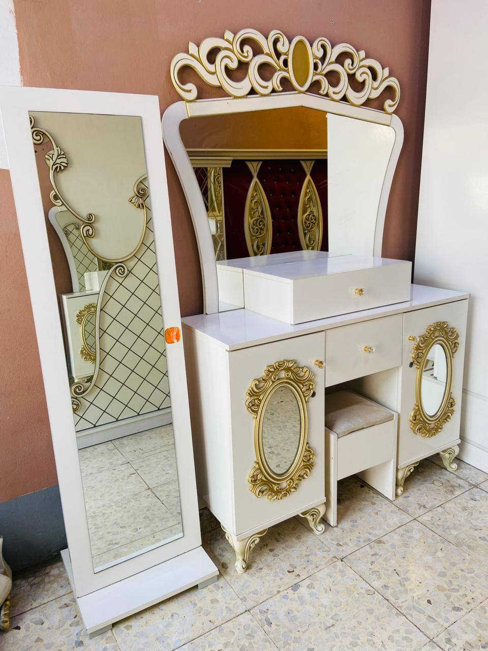 معرض الاخوين لبيع انواع غرف نوم تركية ***********واتساب***********
غرفه ٩ قطع كلش نضيفه وضخمه سعرها ٤٦٠ الف ويا شد ونقل داخل الموصل كامل
