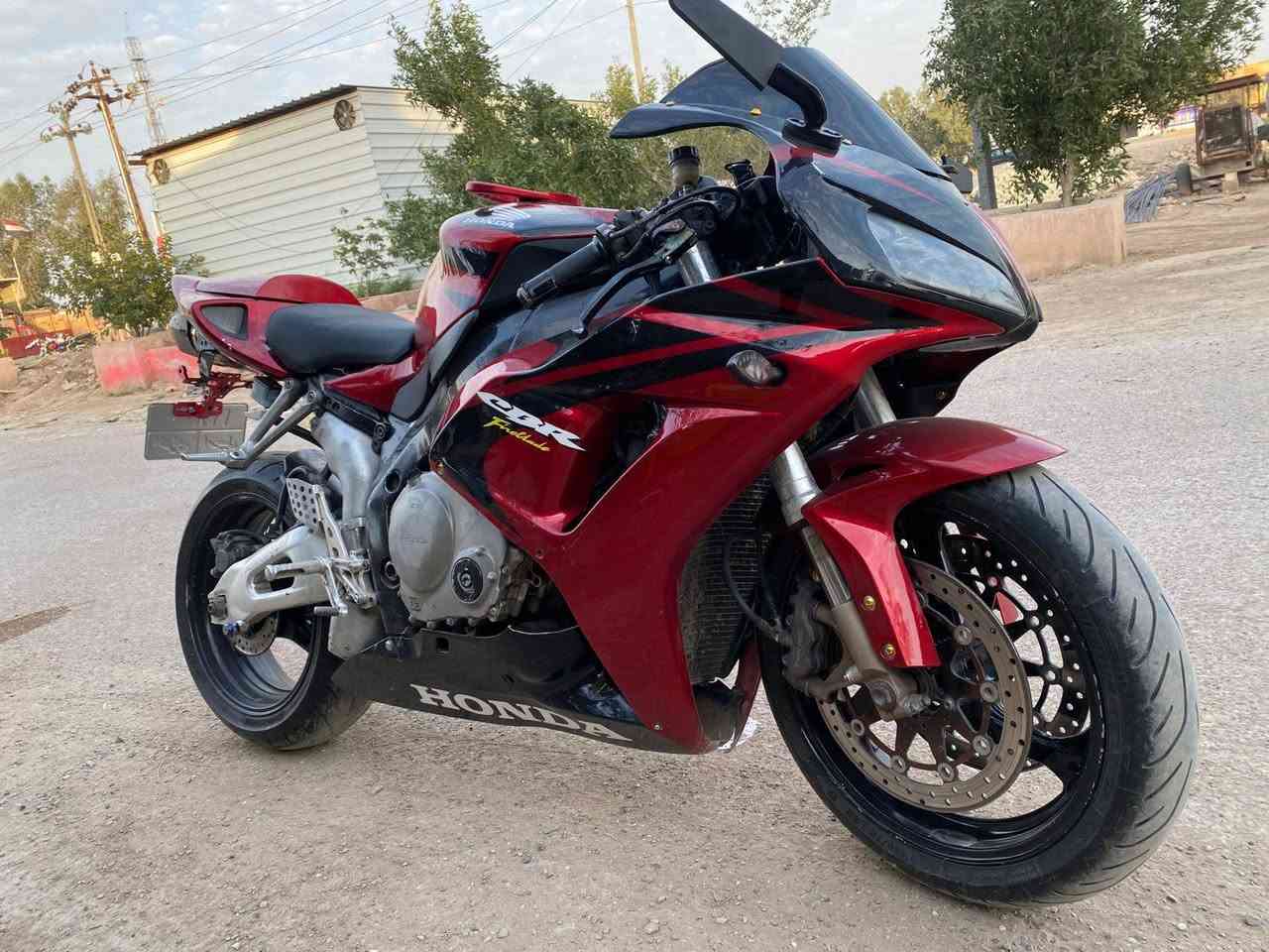 سلام عليكم دراجه RR1000مكينه نضيفه يرادله ترتيبات بسيطه المكان ديالى بس عل خط موجود ***********
