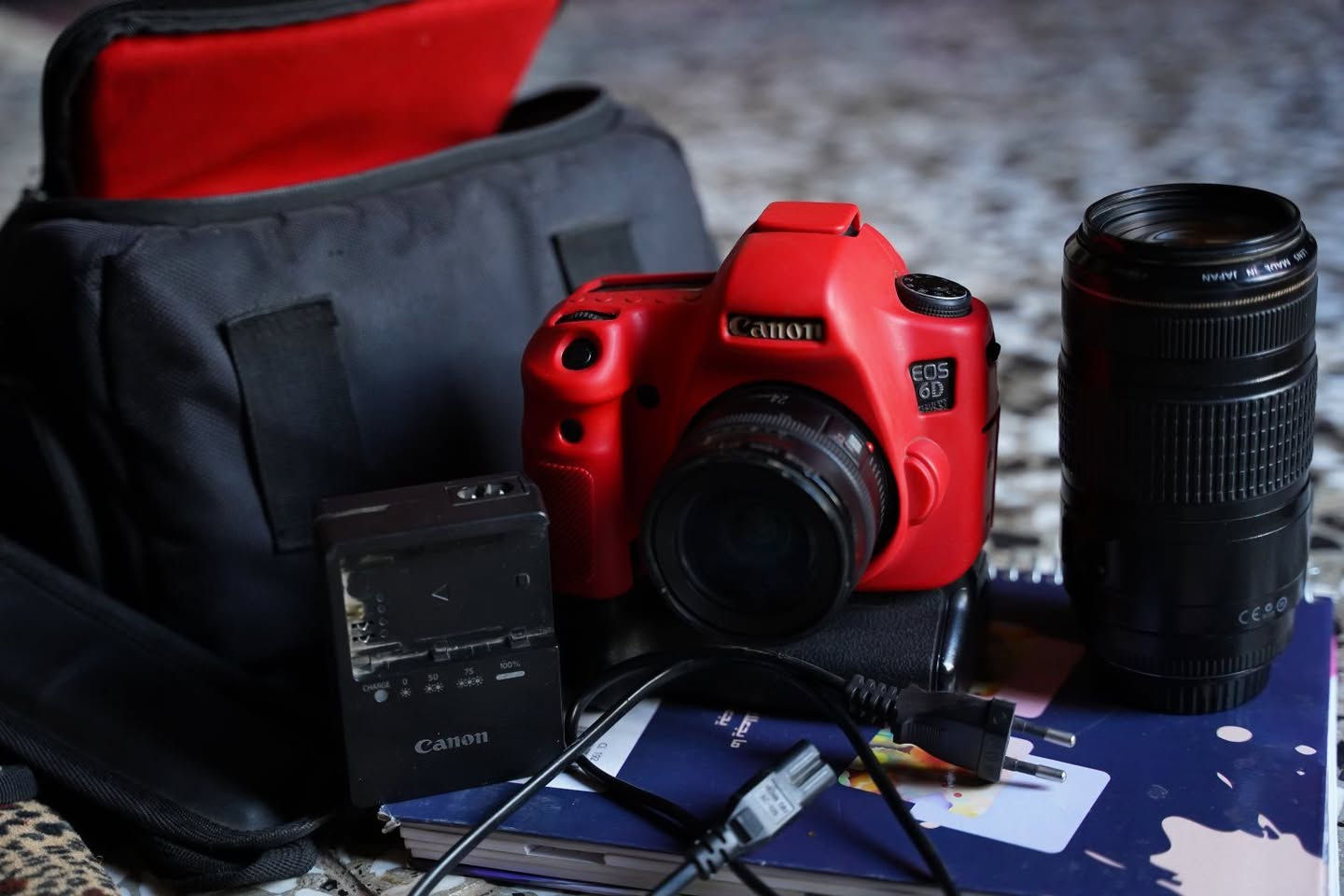 للبيع كامرة Canon 6D Full Frame
مع عدسة 24mm + عدسة 70-300mm USM
 گرب + بطاريتين + شاحن + حقيبة
تصوير احترافي وصور عالية الجودة
 أداء ممتاز في الإضاءة الضعيفة
 مناسبة للمناسبات والفيديو والتصوير الخارجي
عدة متكاملة وجاهزة 
مكاني النجف
للاستفسار والسعر على الخاص.


**إذا كنت صاحب هذا الإعلان وتريد حذفه لأي سبب، رجاءا أرسل رسالة إلى الدعم الفني**