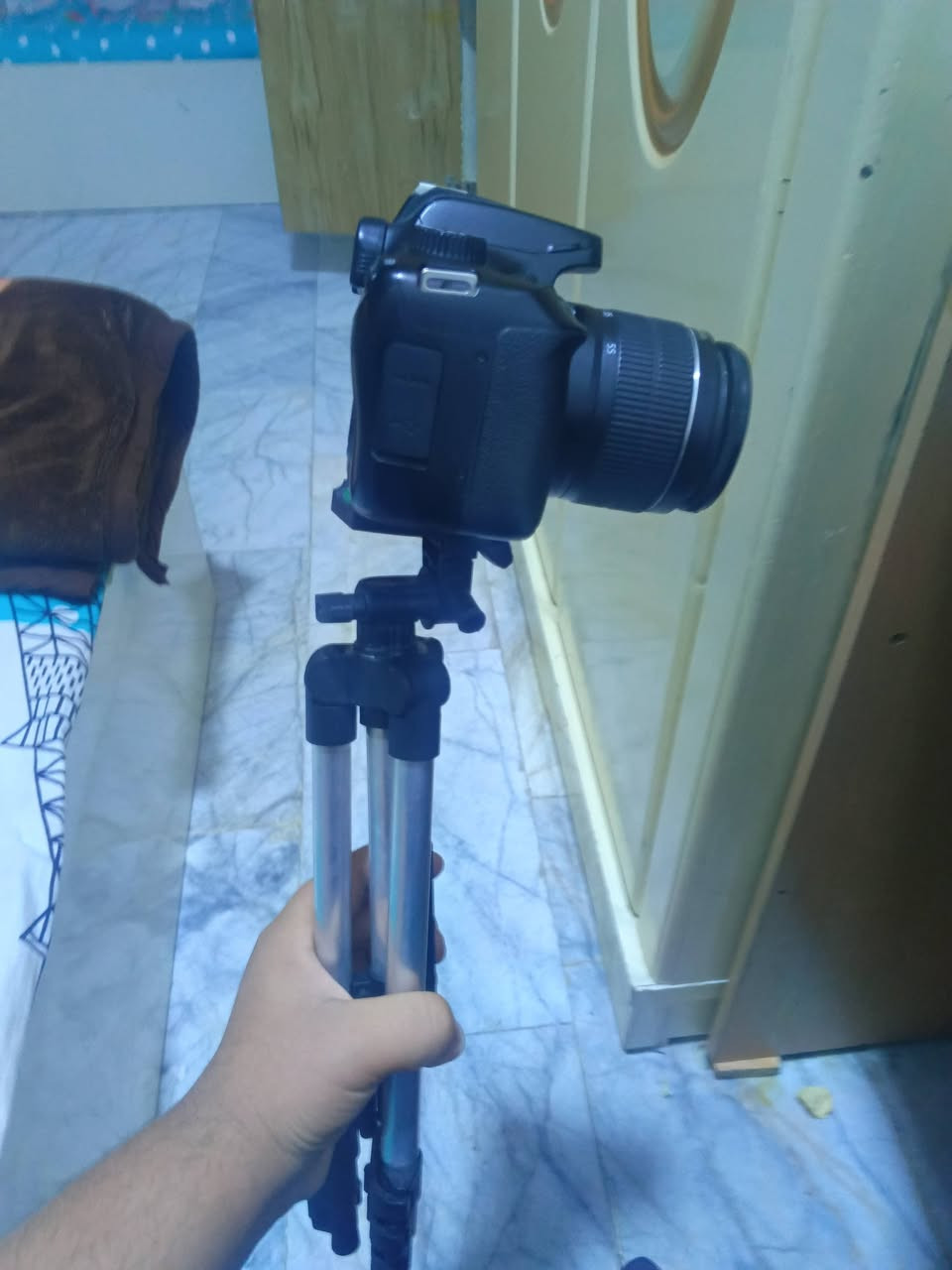 كامرة كانون 4000D
مع عدسهEFS18-55mm
كاميرا مرتبه تفيده أهل المواكب والتجمعات والصور الشخصيه واهل المطابع وكذلك تفيد من جميع النواحي حتى من ناحيه السعر...
ملحقات الكاميرا 
شاحن البطاريه 
وكذلك معاها بطاريه 
وكابل البطاريه ومعاها ستاند هديه 
ارتفاع الاستاند متر او مترين تقريبا 
وكذلك مع حبل الكاميرا الذي تستند عليه في التصوير

المكان ناصريه مركز
السعر 250 وبه مجال


**إذا كنت صاحب هذا الإعلان وتريد حذفه لأي سبب، رجاءا أرسل رسالة إلى الدعم الفني**