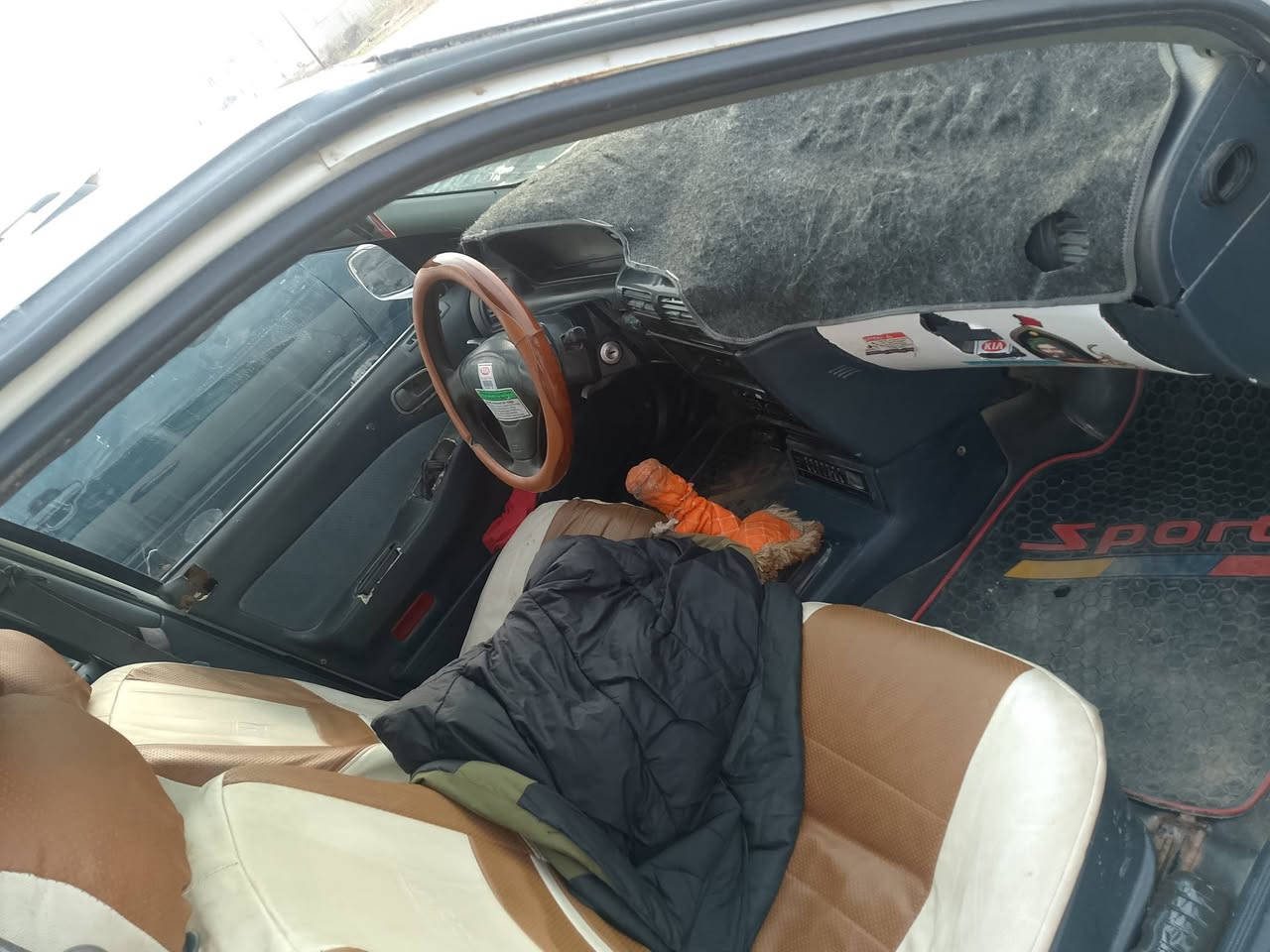 يالله سياره سيفيه للبيع موديل ١٩٩٤ كير ومحرك وحداديه مكفولة رقم بغداد الماني سنويه صاقطه السعر ٣٥ مكان السياره الضلوعيه مكلف بنشر ***********
