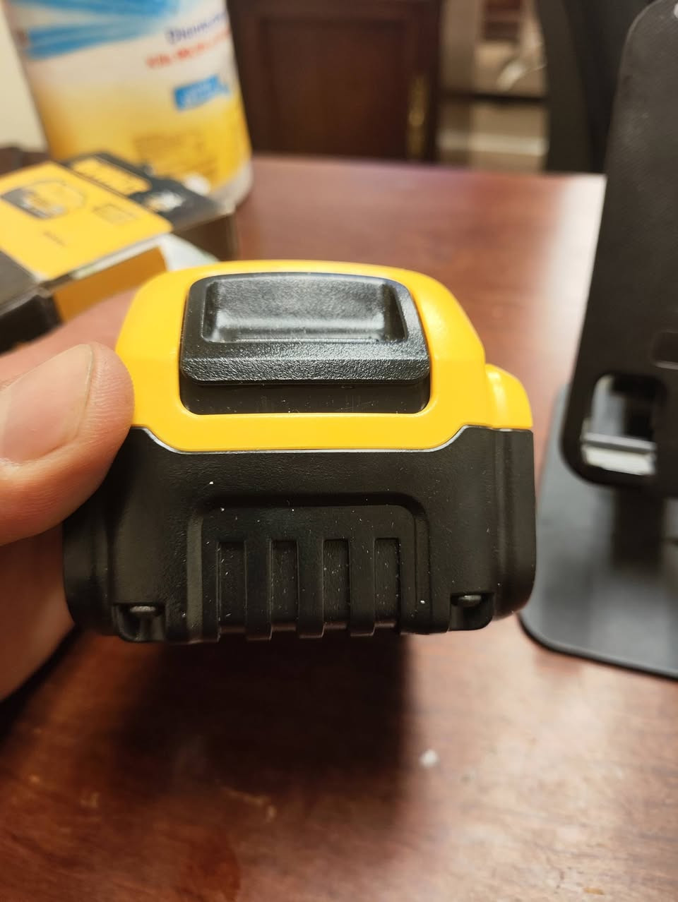 بطاريتين ديوولت اصليات مستخدمات كلش قليل انتاج 2016 18 فولت 4 امبير حط سعر بما يرضي الله واخذهن مكاني بغداد البنوك ماعندي توصيل ***********
