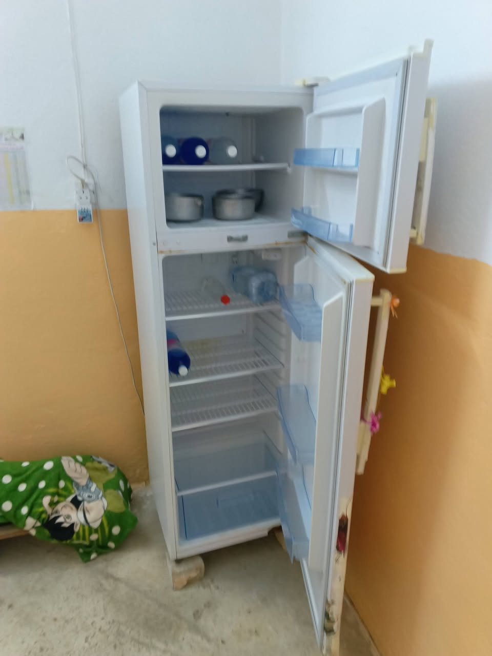 للبيع ثلاجه نظيفه وشغاله مكاني مامون سعر 180وبيها مجال ***********/‏‪***********‬‏
