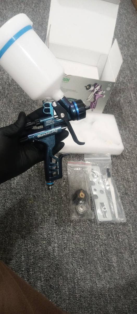 مسدس صبغ اسم الشركة SOLA
امتياز الماني حجم المسدس 6800B حجم نوزل 1/3يعني رشه ناعمه حبايب بي اضافي نوزل هم1/3 السعر 95 الف يوجد توصيل رقم الهاتف ***********واتساب
