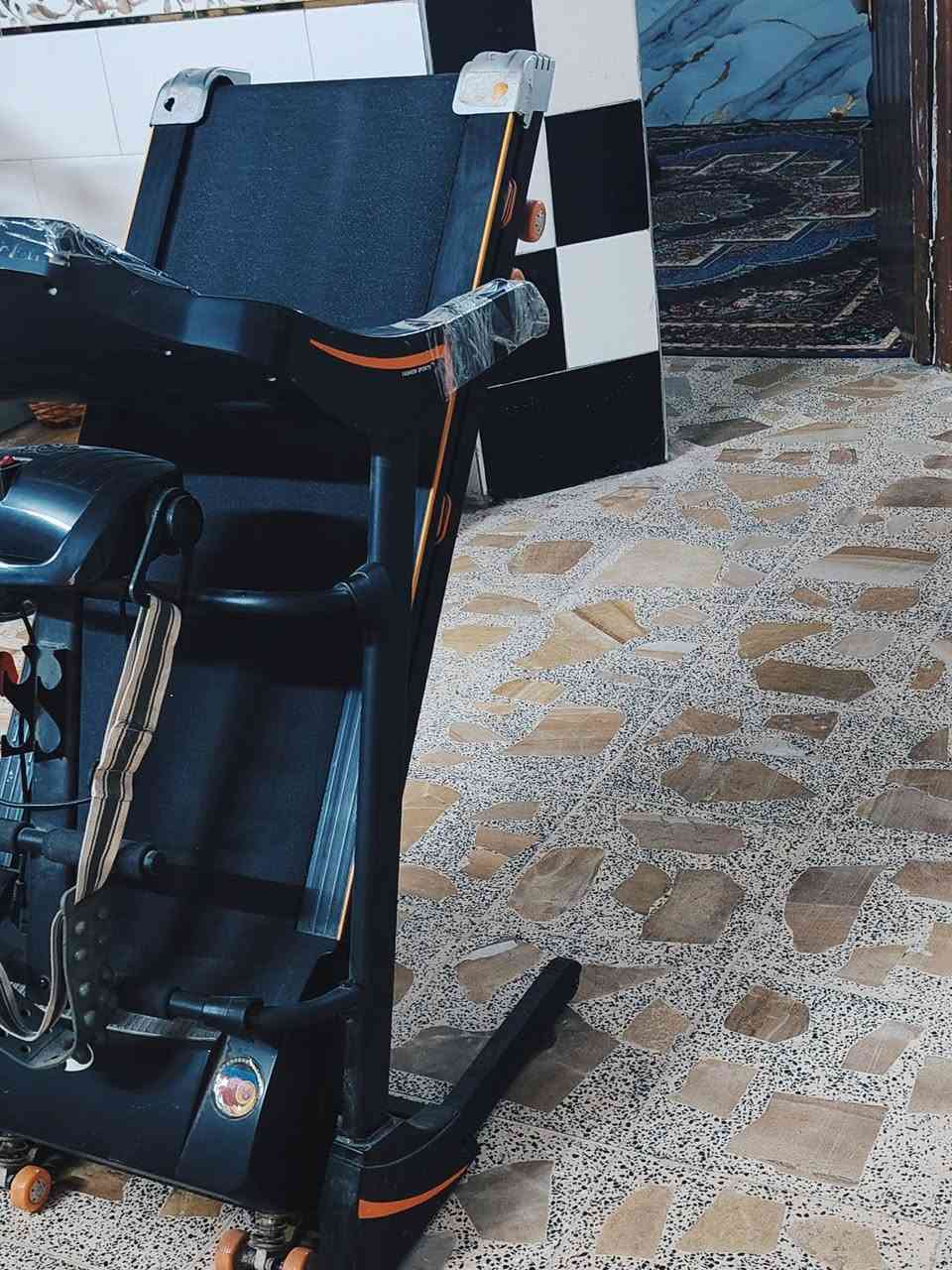 جهاز جري مع رجاج بطن جهاز نظيف واستعمال قليل السعر ٢٠٠ المكان بغداد مدينه الصدر ***********
