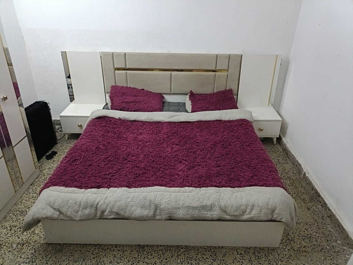 غرفة نوم 5 قطع نضيفة كلش مامستخدمة هواي مع دوشك طبي عالي ب500 الف وبيهة مجال 
*********** اتصل رقم او واتساب مكاني بغداد دورة
