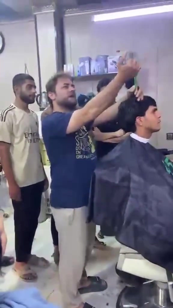 الحمد لله الكل تشتغل بيده حلاقه عملي ✌️💪 اليحب يدخل دوره حلاقه  احترافيه يمي رقم *********** (اختار الخبره)
