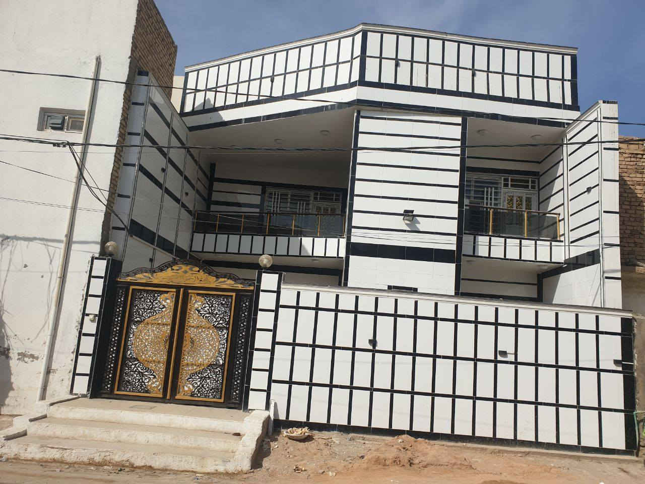 للبيع بيت طابو صرف حي السلام منطقه ال ٣٠٠ بناء درجه اولى كله مرمر جبس بورد طابقين المساحه ٢٠٠ متر خمس غرق نوم اربع حمامات يباع نقد يباع على المبادره الشراي يتصل *********** النجف الاشرف النجف, العراق
