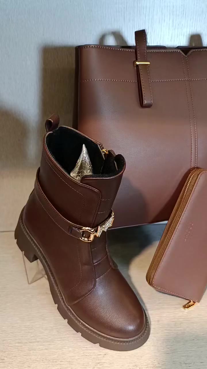 حقيبة + جزمة = لوك كامل بدون أي مجهود 👛👢
تنسيق مثالي، ألوان راكبة ع بعض، وتفاصيل بتعطيك فخامة من أول نظرة 🤍

قطعتين بيكمّلوا بعض وبيخلّوا إطلالتك أقوى وأرتب 👌
إذا بدك تطلعي بلوك متكامل وملفت… هاد الخيار الصح 🔥💕
📍 العنوان: مساكن برزة موقف النصر
🚚 توصيل لدمشق وريفها
📦 شحن لكل المحافظات
📞 للتواصل على الأرقام التالية

00963994433358
00963933890406
00963115133399

  علقي بـ هاي واي ليصلك السعر 🔥💕


**إذا كنت صاحب هذا الإعلان وتريد حذفه لأي سبب، رجاءا أرسل رسالة إلى الدعم الفني**