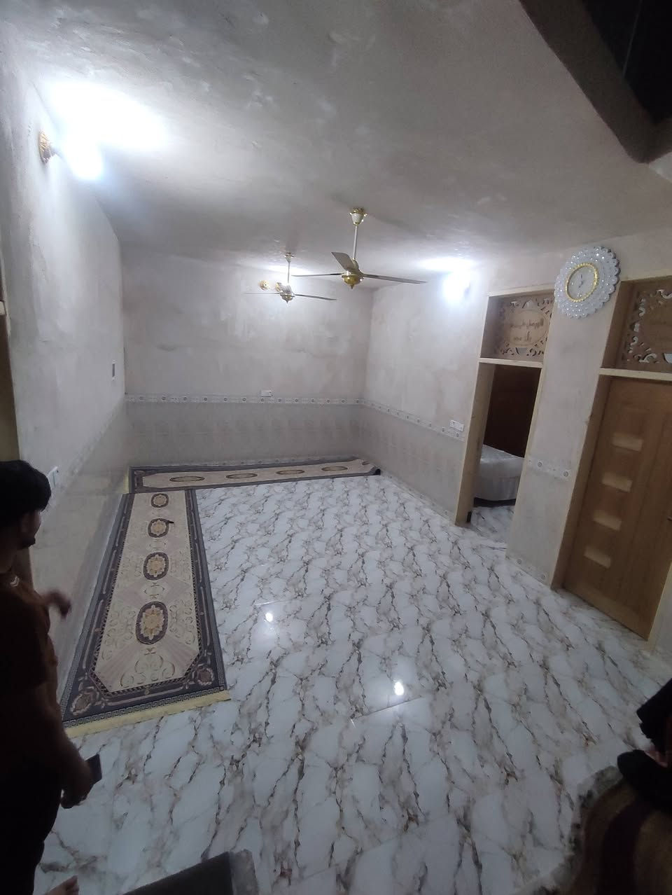 السلام عليكم..!!
الدار للبيع المساحه الكليه 200 متر بيت مرتب {{ ونواقصه فقط بورك جدار}} متكون من استقبال وصاله ومطبخ وغرفتين نوم ومجمع صحيات بناء حديث صارله شهرين طابو زراعي سند 25// الموقع شارع المعاره بالقرب من حسينيه السجاد بشارع البزل يبعد عن شارع العام مسافه 250 متر // الاستفسار أكثر مراجعه مكتب المصداقية او الاتصال على الرقم ***********
