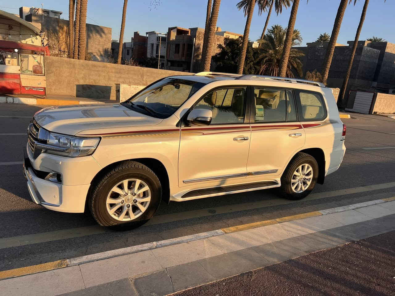 لاندكروز 2017 بريم اصلي ومواصفات البريم معروف. بغداد بسمي  ماشي 180.   بيهة شخط من الجاملغ الخلفي للباب مكحل السيارة للأمانة كلش نضيفة كير ومحرك مكفول السعر 480$. وبي مجال للاستفسار اتصل على  مكاني ديالى ***********
