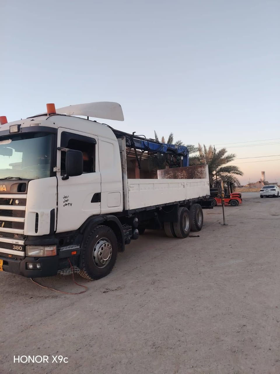 سياره سكانيه 2001 رقم جديد لل 2031  ابيع السياره والبودي اخذ بس الكرين منها ابيعها كامله هيه ونج وغراضها كامله بس الجك اشيله سعرها 195   رقم *********** رجائن المو شراي لايخابر
