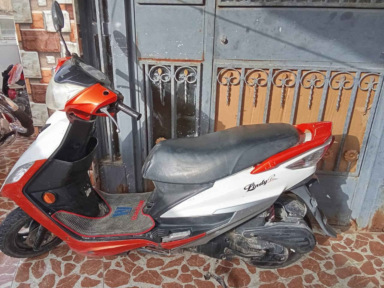 موطور للبيع السعر 600 وبي مجال بي سنويه مسجل ***********
