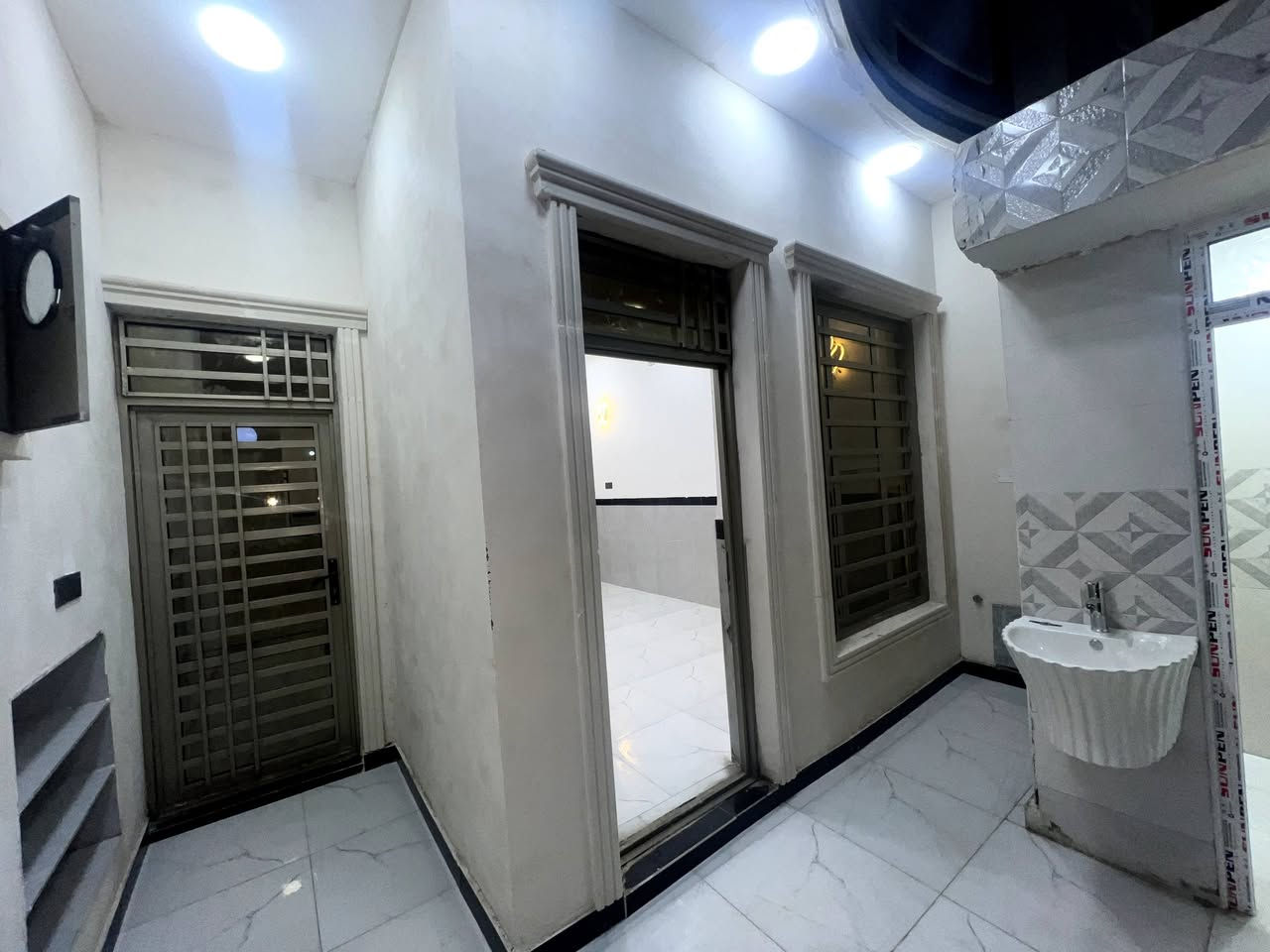 السلام عليكم
داران للبيع طابق و نصف كل دار 100 متر بناء حديث 2026 درجة اولى
العقار باسمي  العنوان حي الموظفين بال 5000 الاف بضهر شارع 30 يبعد عن المدارس 100 متر 
بالقرب من حي الصحفيين 
المنطقة كاملة الخدمات 
للاستفسار الاتصال على
***********
