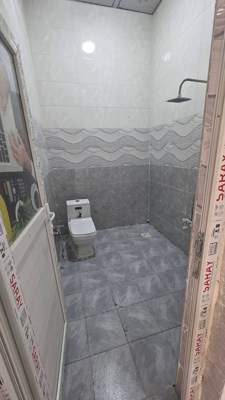 ☎️ *********** ☎️
السلام عليكم واسعد الله اوقاتكم

يتوفر بيت للبيع  
#طابو ملك صرف زراعي عراقي وكاله ونسخه من الطابو  ولملاك موجود حي يرزق

مساحة البناء 160 م
 
 بيت الركن 
يحتوي البيت على 
غرف نوم عدد 2
ديوان 
مطبخ 
صاله 
صحيات داخلي وخارجي
كراج سياره
وحديقه مرتبه 
#البناءجديد 2026 درجه اولى وجاهز من كلشي  منطقه هدوئ ومتوفر بيها جميع  
 الخدمات ماء كهرباء مدارس قريبه 
البيت فارق وجاهز للسكن 
البيت يقع على شارع 10م  اناره الشارع كله

#العنوان : بصره ام النعاج 
مقابيل حي بغداد 
( السعر 90 وبي مجال )

هاتف ☎️ *********** ☎️
