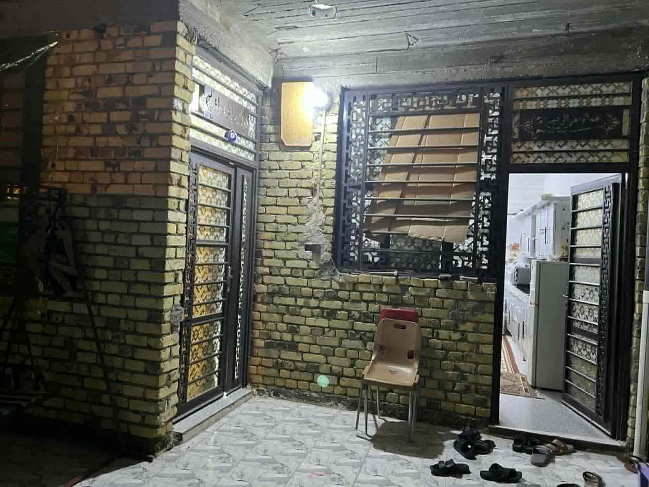 @السلام عليكم بيت في منطقة حي الربيع المساحة 157 م ثاني بيت عن الركن مقابيلة ساحة متنزه مو داخل الفرع للعلم البيت محجوز للاسكان حسب الاتفاق.تريد اني اسدد او المشتري يسدد تليفون ***********.  ***********
