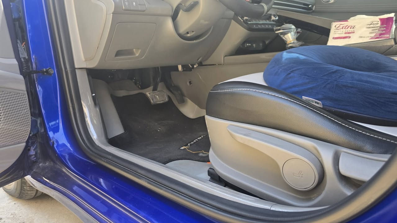 سلام عليكم 
🔥 للبيع Hyundai Elantra 2025 فول مواصفات 🔥

سيارة نظيفة جداً، استخدام شخصي، بحالة الوكالة ومن دون أي ملاحظات.

✅ محرك 2.0 اقتصادي وقوي
✅ كير CVT ناعم جداً
✅ بصمة تشغيل وبصمة أبواب
✅ فتحة سقف
✅ شاشات عدادات رقمية
✅ شاشة وسطية كبيرة مع Apple CarPlay و Android Auto
✅ كاميرا خلفية
✅ حساسات أمان ومساعدة سائق
✅ رادار أمامي
✅ مثبت سرعة ذكي
✅ تحذير النقطة العمياء
✅ نظام المحافظة على المسار
✅ تشغيل عن بعد
✅ شحن لاسلكي للموبايل
✅ مقاعد جلد
✅ تدفئة مقاعد أمامية
✅ تكييف أوتوماتيك 
✅ إنارة LED كاملة
✅ صندوق خلفي ذكي (Smart Trunk)
✅ ماشيه ١٤ الف كيلو بعده زيرو 
السيارة فول مواصفات، نظيفة جداً وجاهزة للفحص بأي مكان.
السعر: (١٦٦) وبيه مجال 
العنوان بغداد 
رقم الهاتف 📱 ***********
