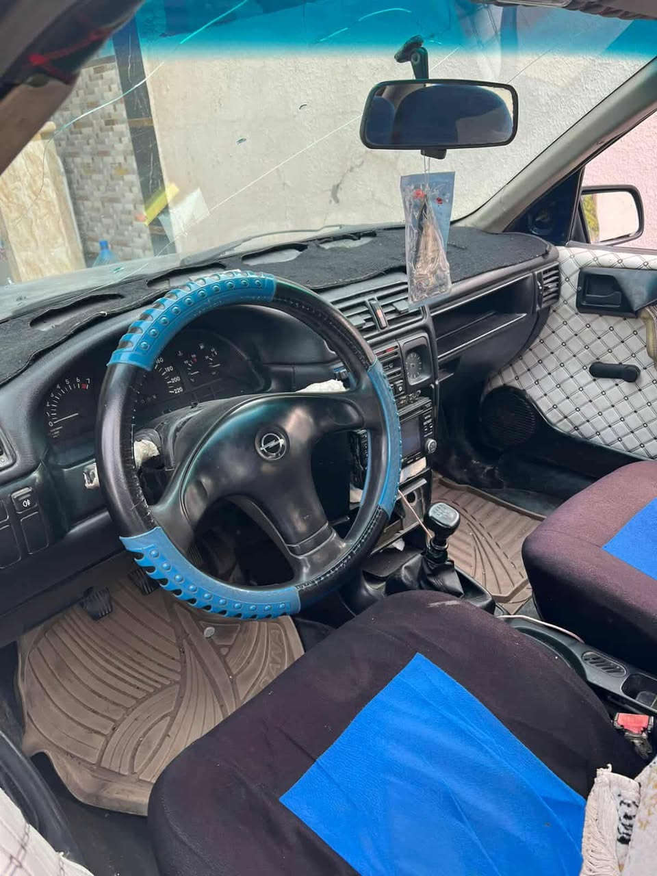 السلام عليكم أوبل فكترا للبيع موديل 1993 محرك 1800 سنويه صاقطه صاحبه الشرعي موجود شرط تحويل سياره بدون خياس  محرك كير مكفولات رقم بغداد مشروع وطني بيه غرامات 250 الف  السعر 25 وبيه مجال مكان السياره صلاح الدين الضلوعيه للاستفسار الاتصال على الرقم ***********
