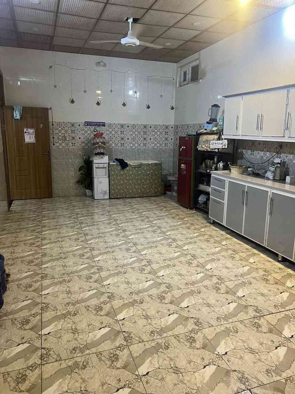 السلام عليكم
من رخصة الادمن بيت طابو زراعي للبيع المكان نزلت الخزاعل على الشارع قرب بيت أحمد البيشر أو قرب بيت عادل كطران الخزعلي تفاصيل البيت كلة مذكوره بالمقطع أي مساحة البيت 1100 متر الواجهية 18 والنزال 60 متر بناء الدار 360 متر البيت يحتوي على ثلاث غرف نوم وصالة وستقبال ومجمع صحيات داخلية وصحيات خارجية تفاصيل مساحة كل الغرف والصالة والستقبال كلة بمقطع الفديو المرفق بالمنشر أي أستفسار الاتصال على الارقام التالية 
*********** أو ***********او ***********
