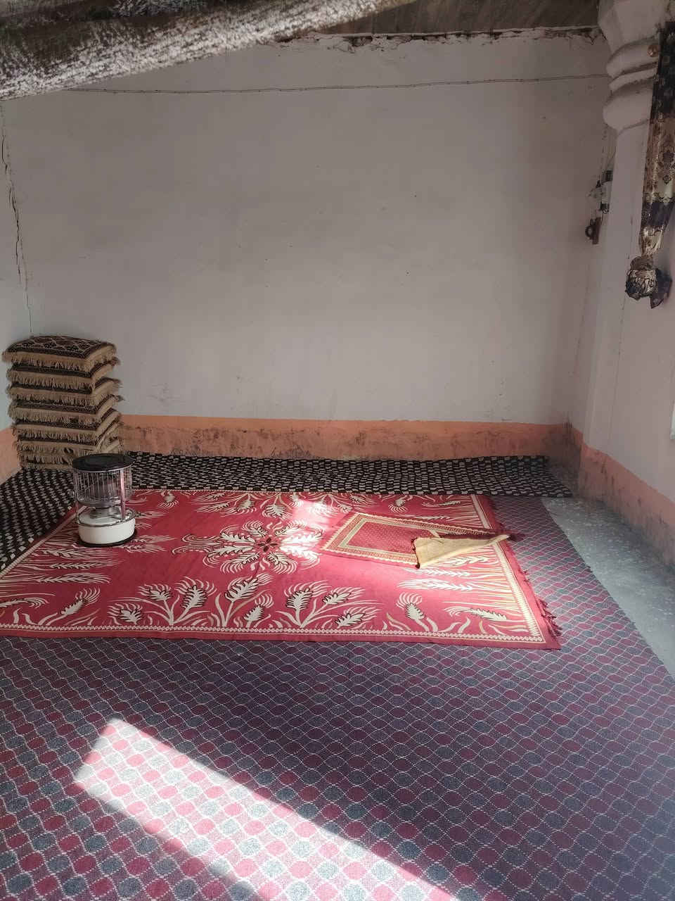 السلام عليكم ورحمه الله وبركاته....  يوجد بيت للبيع سعر 17 ملون وبي مجال شي بسيط طابو زراعي مساحه 200 عدد الغرف 2 صاله ومطبخ ستقبال صحيات خارجيات... هذه رقم ***********
