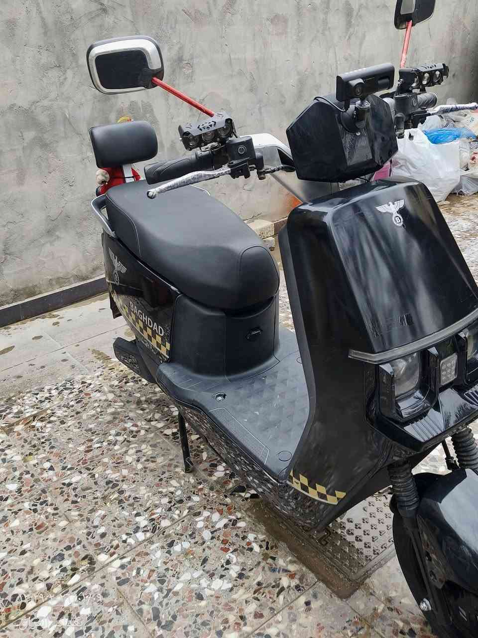 صارله 4 اشهر اشتريتة 2025/9/15  دراجة نظيفة 
موصفات 
1-ملف 2000 حقيقي 
2- سرعه 65الى70 حقيقي 
3-اربع نمر للدراجة
4-بية 6 بطاريات 
5-بية جوزة فصل دراجه 
6-كهربائيه دراجه كاه شغاله 
7-زنون 2 اضافيات
8- حاكيه شرطه 
9- داش كام ثلالث كامرات 
10-نظام براك p
11-ستاند جانبي
12-ستاند خلفي 
13-بية بك خلفي 
14-كهربائية كاملةشغالة 
15-أضوية دراجة شغاله 
سعر دراجة(675) و بيه مجال مكاني( يغداد حي قاهرة) 
الي يحب يشتري هذا رقمي (***********)
