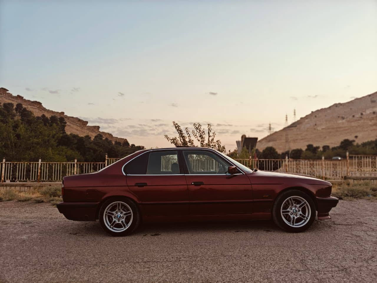 سڵاوی خوای گەورە لە هەموو لایەک

ز.BMW بیئێم فوول فوول بۆ فررۆشتن 
مۆدێل 1993 گێڕ تۆماتیکی ئاڕمم پلاستیکی سلێمانی سعری ٣١گەڵا 
مەکینەی 525ـی تۆماتیکە سڵایتە جام  کارەبایە 
دەعمێکی پێشەوەی هەیە 
ئاڕموو ئەوەلیاتی بەشەرت
کوشن جلدوو هیتەرە بیلادد
  
تەقەو ڕەقەی نییە تایەو ویلی تازەیە  
دەشپوولوو بەرە دەرگای لۆکە 
بێ مەسرەف 
هەموو شتێکی نوسراوە

***********
ڤایبەرو وەتساپی لەسەرە شمشمل, السليمانية
