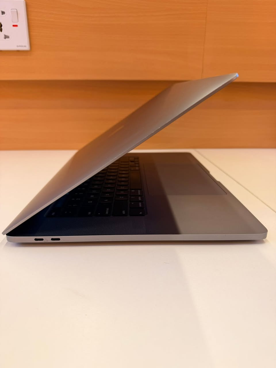السلام عليكم ورحمة الله وبركاته
MacBook Pro 16-inch (2019) 

مواصفات 
• Intel Core i7 6-Core Processor @ 2.6GHz
• 16GB 2666MHz DDR4 RAM
• 512GB High-Speed SSD
• AMD Radeon Pro 5300M 4GB Dedicated Graphics
• 16-inch Retina Display
• Battery Cycle Count: 540

الحالة
الجهاز بحالة ممتازة جداً ونظيف للغاية، كامل مكمل من جميع النواحي، خالٍ من أي عطل أو ملاحظة، ولم يتم فتحه أو إدخاله للصيانة سابقاً. جاهز للاستخدام مباشرة

للطلب والاستفسار يرجى مراسلتنا


**إذا كنت صاحب هذا الإعلان وتريد حذفه لأي سبب، رجاءا أرسل رسالة إلى الدعم الفني**