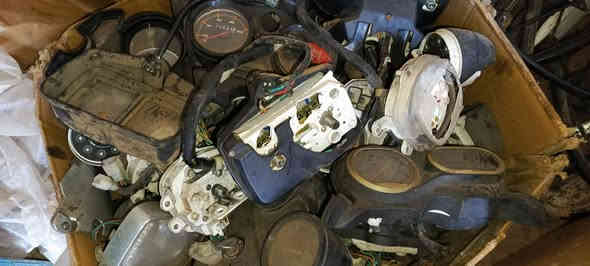 السلام عليكم....
عدنا مجموعه غراض تفسيخ متنوعة... 

🔴عدادات بوكسر تفسيخ ومستعملة
🟢اشارات بوكسر وايراني تفسيخ ومستعملة
🔵فج بريك بوكسر تفسيخ لاصحاب المصلحين 

🔴كابريتات بوكسر مستعملة وتفسيخ

🔵كاور بوكسر مستعمل 
🟢دبلات بوكسر مستعمله
🔵كويل ياماها جدد مامستعملات
🔴زناجيل بوكسر نظيفة  مستعمله للبيع
***********
