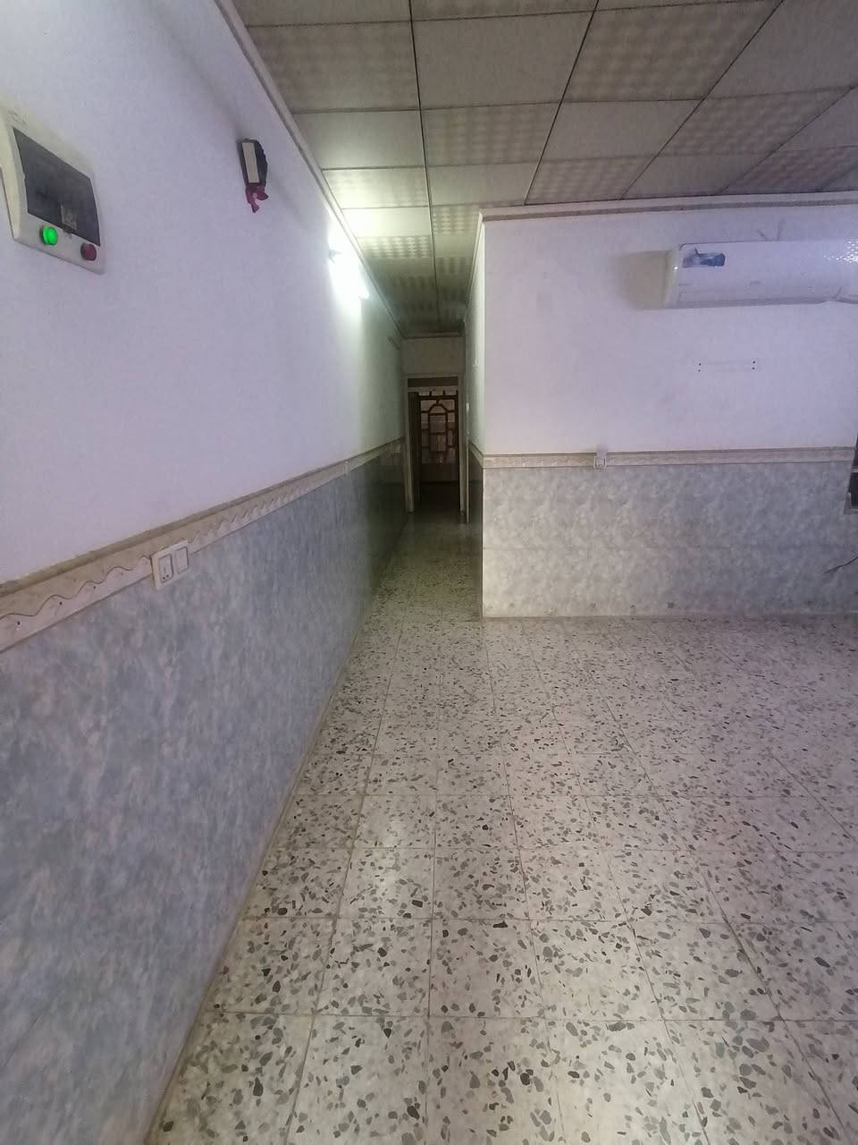 #للايجار (طابق ارضي)
الموقع  : حي البلديات (قرب جامع الصائغ)
المساحة :  125متر
غرفة وصاله ومطبخ وصحيات وكراج
للاستفسار
***********
***********
نستقبل طلباتكم العقارية بيع شراء ايجار
