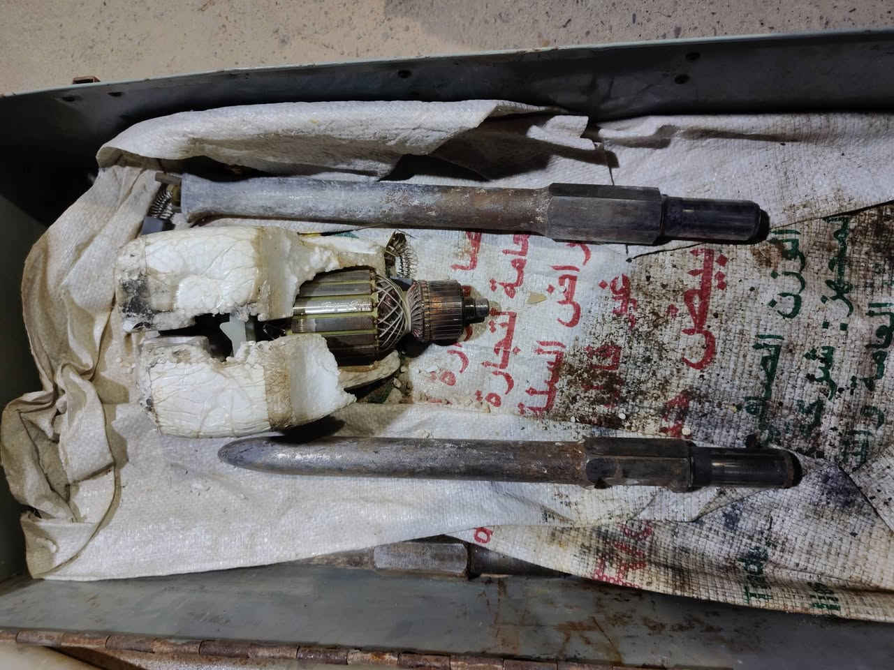 السلام عليكم
همر للبيع مستعمل قليل 
ملف كارتون مالته موجود ممستخدم 
والبرائن مالته هم موجوده 
العنوان / ناحية السعدية 
السعر :      125     الف 

رقم صاحب الهمر/***********

انا مكلف بالنشر فقط ✅
