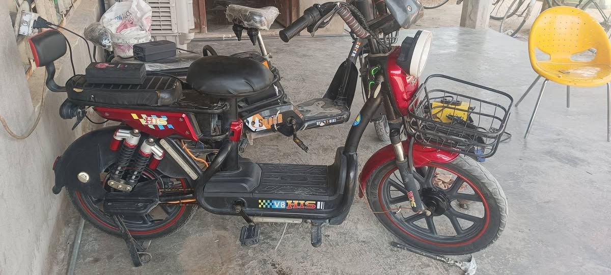 دراجه شحن فحل فول واحد على واحد من تايرات ونظافه وبطاريات خمس بطاريات تفحص وتقتنع وتاخذه السعر 300 المكان خان بني سعد ***********
