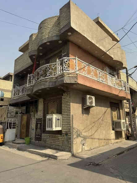 السلام عليكم نصف قطعه للبيع مدينة الصدر الاولى قطاع ٦ شارع الفلاح خلف جامع الشيخ بدر بناء حديث ٢٠٢٠ بشارع العريض ركن مربع قاطين ونص اربع غرف نوم واستقبال ومطبخ  جدار سيراميك وارضية كرانيت الاتصال على الرقم ***********
