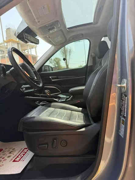 معروض للبيع كيا تيلورايد 2025 موديل حديث، فئة EX الأعلى طلباً في السوق.
المواصفات الأساسية للفئة EX:

· المحرك: سعة 3.8 لتر V6، بقوة 295 حصان.
· ناقل الحركة: أوتوماتيكي بـ 8 سرعات.
· الدفع: دفع أمامي (FWD) - اقتصادي في الاستهلاك.
· الشاشة: شاشة عرض كبيرة بحجم 12.3 بوصة.
· نظام الصوت: نظام صوتي متميز بـ 6 سماعات.
· التكييف: تكييف أوتوماتيكي ثنائي المناطق.
· المقاعد: جلد، مع ضبط كهربائي للسائق.
· التوصيل: منافذ USB متعددة، وشحن لاسلكي.
· السلامة: مزودة بكل أنظمة الأمان والمساعدة الحديثة (Kia Drive Wise) والتي تشمل
ماشيه..12الف.          السعر: 220 وبيها مجال للشراي
رقم السيارة بغداد خصوصي على الشهداء
مكان السيارة: حي العامل مقابل حسينية الائمة
للشراي يتواصل وياي على هاذا الرقم :***********
