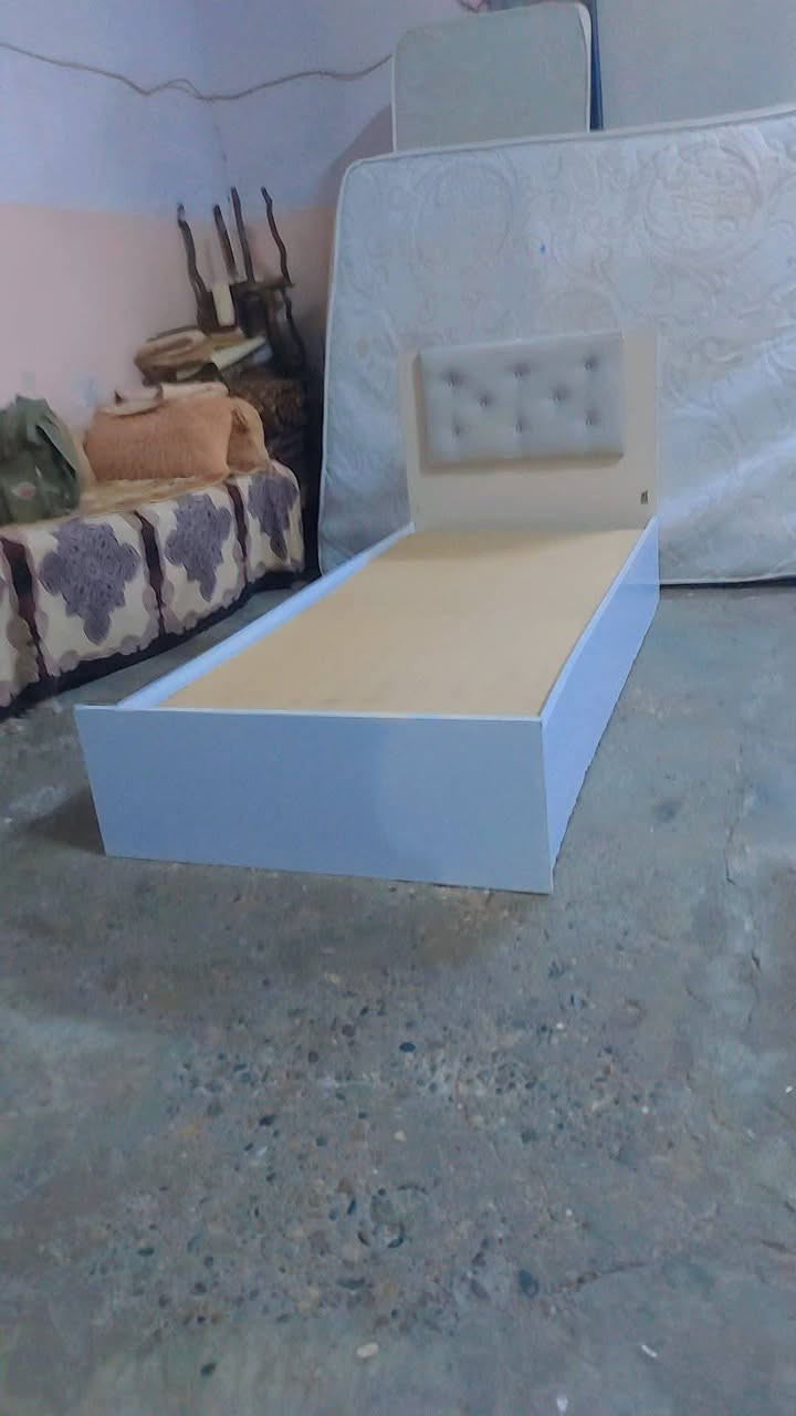 تخت نضيف خشب ثكيل ٥٥ قفل واصلك البيت شراي يتصل ***********  ***********
