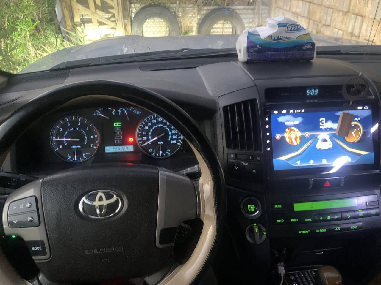 السلام عليكم
-للبيع لاندكروز فول 2011 G.X.R.i ستينية اصل تكمة وسنوية . من انظف الستينيات الموجودة 

ماشية حقيقي 200

-مكينة 6 سلندر المرغوب فلتر عالي 

-گير ومكينة كفالة .

-رقم اربيل هزة جديده مشروع وطني بأسمي تحويل ثاني يوم .

السيارة مكفولة بس الدعامية الامامية بيهة مصبوغة    وبارد جداً بسيط .

  موصفات الستينية الفول :

-شفقة عريضة بلادية .

-لدات امامية .

-واقيات لونين بلادية .

-دوسات ليزرية .

-كشن كهرباء .

-زراگات لايت .

-حساسات امامية خلفية .

-كشنات جلد بقلاوة بلادية .

-٨ ايرباك .

-فتحة .

-الگاع مغلفهة جلد .

-اشاير بلمري .

-٧ راكب .

-تحكمات ستيرن .

-كروز سرعة .

-السيارة شادلهة شاشة وسستم صوت سماعات اصليات مال لاندكروز VXR بيهة مميزات كلش حلوة .

والسيارة حلوة ونظيفة وحتى سبيرهة مانازل تخم تاير جديد 

وكشناتهة البلادية نظيفات مامدوشمة .

وباقي المواصفات معروفة. 

مراوس  اي سياره 

***********
