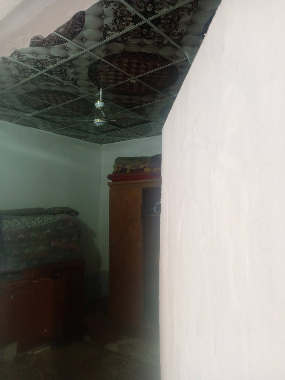 السلام عليكم بيت 100خلفي حي الخضراء قرب الشارع الرئيسي شارع مبلط  غرفتين وصاله ومطبخ سعره 65 رقمي***********بي واتساب
