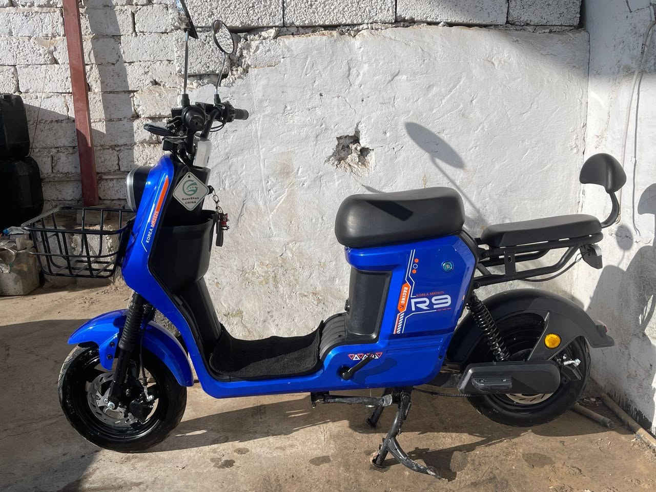 السلام عليكم بايسكل شحن للبيع
R9
موديل 2025 
مستخدم شهر فقط 
السرعة 109
4 تبديلات 
تشغيل ع بصمه وصويج و كارت 
بطاريات 5 شرط ع فحص جدد 👉 
السعر 420 وبي مجال قليل 👉
مكاني الشرقاط قرب كراج الشرقاط 
رقم الهاتف ***********
