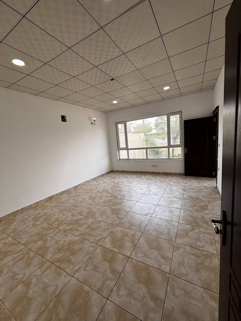 � إعلان للإيجار – فرصة مميزة للسكن الراقي

🏡 بيت للإيجار في مجمع لانة ستي 

✨ يتميز الموقع بالهدوء والأمان داخل مجمع متكامل الخدمات، حيث يوفر بيئة مناسبة للعوائل مع بنية تحتية حديثة وخدمات متكاملة مثل الحدائق، المدارس، الأسواق، ومواقف السيارات  

🔹 تفاصيل العقار:

* عدد الغرف: (4)
* عدد الحمامات: (3)
* صالة + مطبخ
* حديقة / كراج  

💡 مميزات إضافية:
✔ كهرباء وماء متوفرين 24 ساعة
✔ منطقة آمنة ومخدومة
✔ قريب من الأسواق والخدمات
✔ مناسب جداً للعوائل

💰 السعر: (مناسب جداً )

📞 للتواصل: ***********
