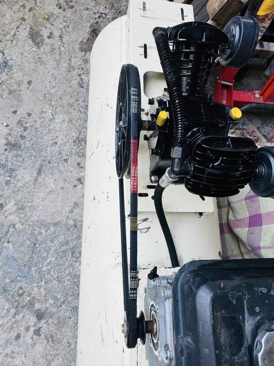 كمبريسر 350 لتر بانزين  نظيف جدا شغال بلادي على وضع شركة السعر 475
مكاني بغداد 
يشتغل كهرباء وبانزين ماطور مكانة موجود 
***********
