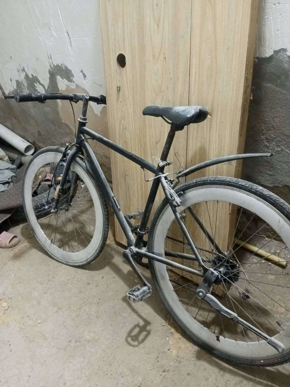 للبيع عوزه تصليح جوب لتاير الامامي وبريك فقط وقفله 30الف مكاني بغداد حي نصر قطاع 5 الاتصال***********
