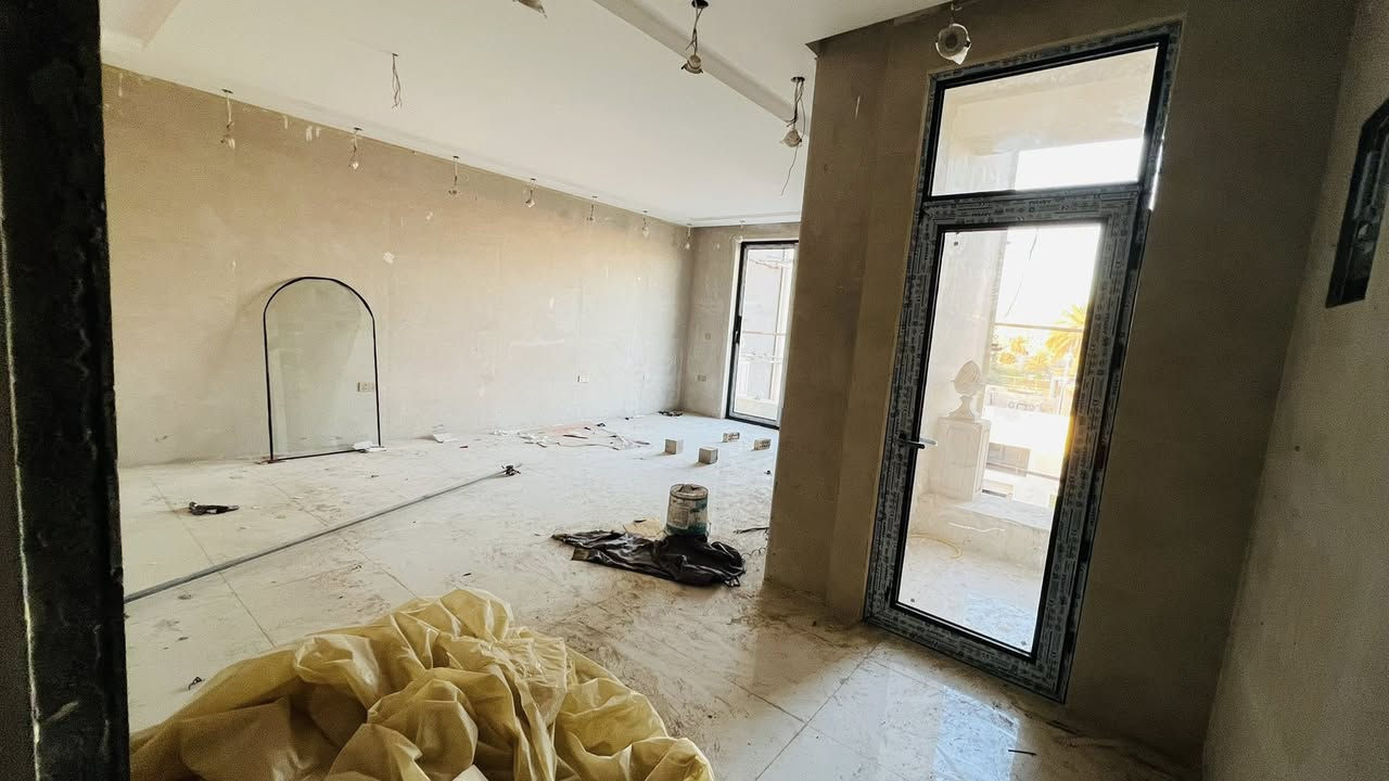 حصرياً لدى شركة عصر حمورابي العقارية 🚨

📍 الموقع : الجادرية –  المربع الرئـــاسي

🏡 دار سكني حديث (زيرو) بتصميم معماري فاخر وتشطيبات سوبر ديلوكس
مناسب للسكن الراقي أو للاستثمار طويل الأمد.

🔹 المساحة : 154 متر
🔹 الواجهة : 7 متر
🔹 عدد الطوابق : 4 طوابق
🔹 يحتوي على مصعد داخلي يخدم جميع الطوابق
🔹 بناء حديث جداً باستخدام أجود مواد البناء والتصنيع
🔹 تصميم داخلي أنيق وعصري مع استغلال ممتاز للمساحات
🔹 تشطيبات فاخرة وديكورات حديثة
🔹 إنارة طبيعية ممتازة وتهوية مثالية
🔹 موقع سكني مميز وآمن

للمزيد من المعلومات أو الحجز والمعاينة يرجى الاتصال على:

(حسن ابو يمان )
📱 ***********

🏢 شركة عصر حمورابي العقارية
📍 الكرادة – شارع العطار – بناية عصر حمورابي
✔️ شركة مجازة رسمياً
✔️ نستقبل كافة العروض العقارية (بيع – شراء – إيجار – إدارة أملاك)
