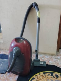 ميز بلازمه ومكنسه كهربائية و مسطبه ٣ مقاعد ستيل السعر كلهن ١٠٠ ألف للا...