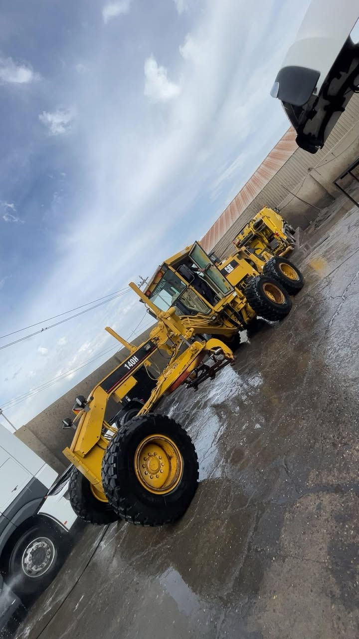 گليده ر CAT 140H  موديل ٢٠٠٠ دحول جديد منفيست بصرا مكفول مكان اربيل ***********
