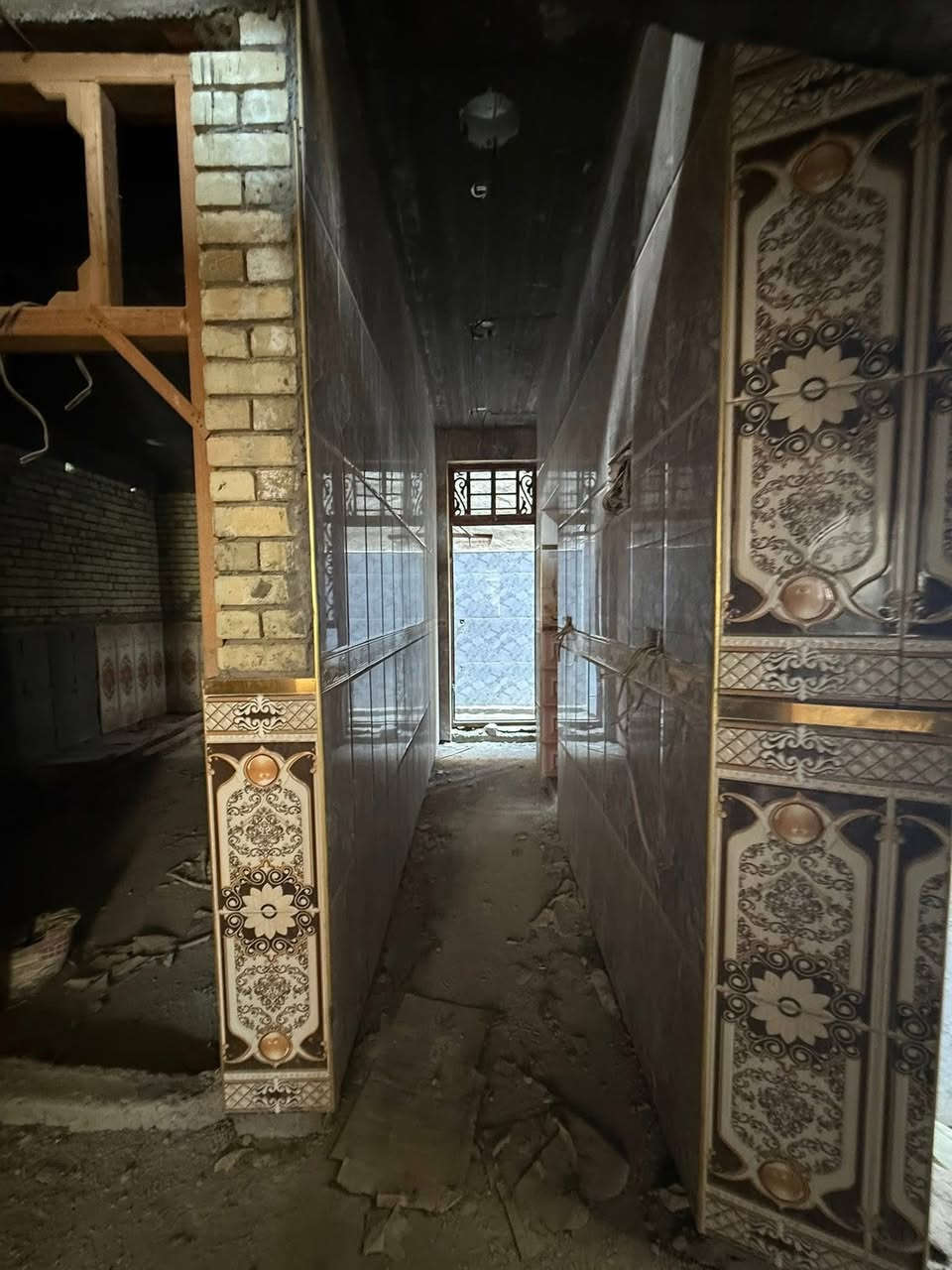 السلام عليكم …
دار للبيع المساحة 150m طابو صرف موقع الدار البلديات شارع 30 اليؤئن 

الطابق الاول يحتوي على غرفة  +مناور عدد 2 +حمام خارجي وداخلي   + كراج +صالة + استقبال 

الطابق الثاني يحتوي على ثلاث غرف + صالة + حمام 

الطابق الثالث يحتوي على  بيتونه + سطح امامي وخلفي 

بناء الدار سنة 2023 درجة اولى من سيراميك رفت شتايكر لبخ 

شباك باب  كهرباء مجاري ماء كامل  

للاسفسار الاتصال بالرقم ***********
